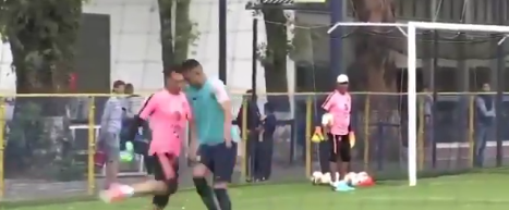 Agustín Marchesín se calentó y terminó pateando a un compañero