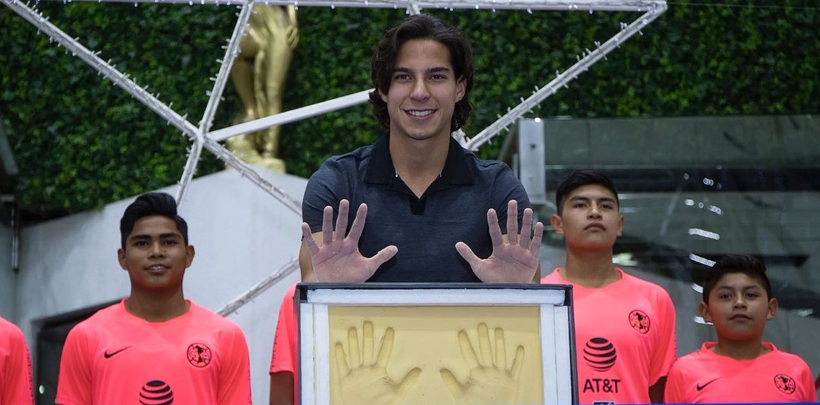 ‘Diego Lainez plasmó sus huellas en la Plaza de las Estrellas