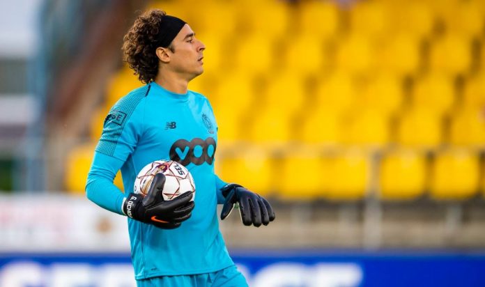 Guillermo Ochoa se luce en Europa League, pero no pudo evitar la derrota
