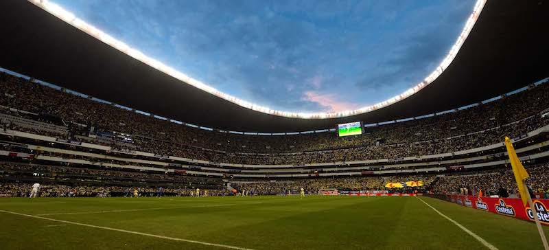 El césped del Azteca sigue en proceso de cambio.