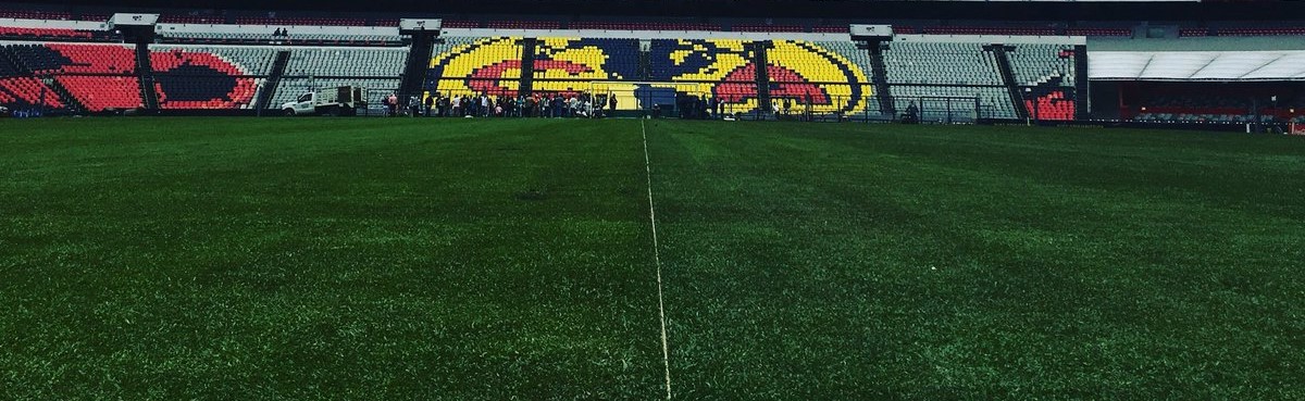 El césped del Estadio Azteca vuelve al natural
