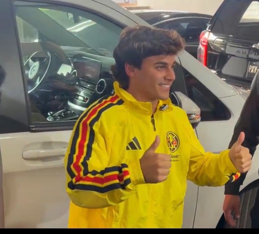 Carlos Álvarez llegó a la Ciudad de México para reportar con América